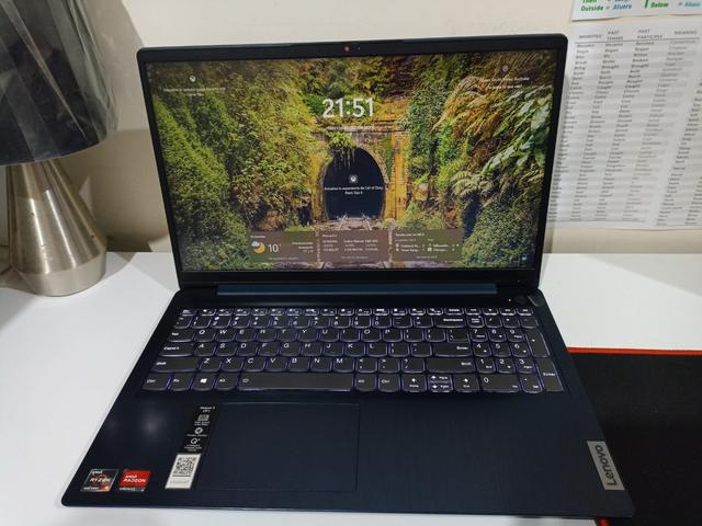 Laptop Lenovo IdeaPad 3 Open Box AMD RYZEN 5 5500 U 8GB RAM 256GB DISCO 15.6"